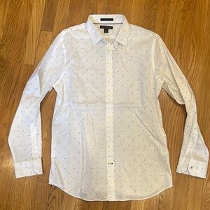 Banana Republic men’s button down shirt. Non-iron 100% cotton. Standard fit